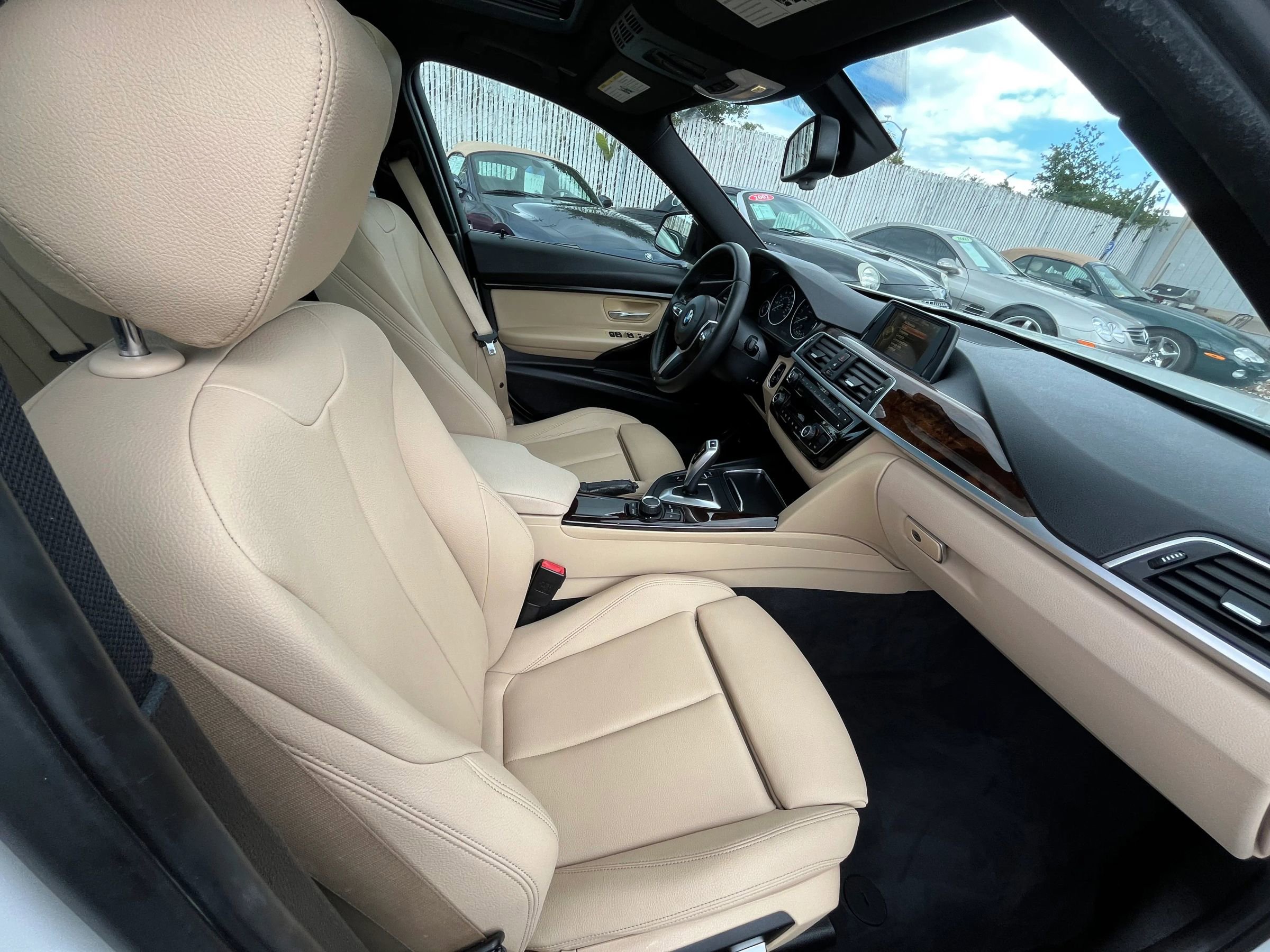 Used 2017 BMW 320i Sedan image 11