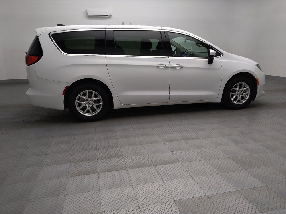 Used 2022 Chrysler Voyager LX image 10