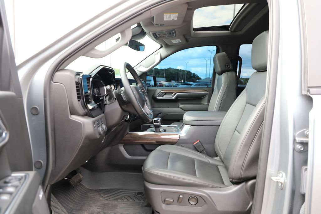Used 2024 Chevrolet Silverado 1500 LT Trail Boss w/ LT Trail Boss Premium Package AWD/4WD image 8