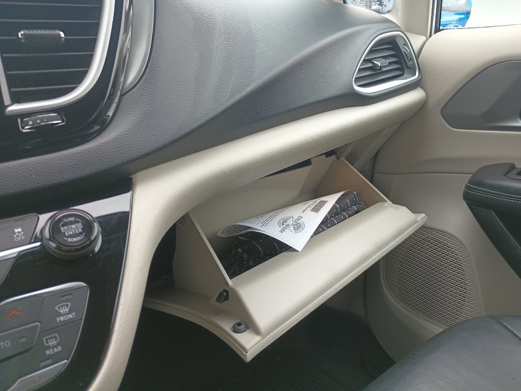 Used 2022 Chrysler Pacifica Touring-L w/ Uconnect Theater Family Group image 24