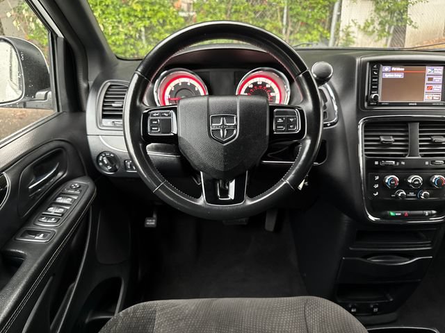Used 2018 Dodge Grand Caravan SE FWD image 18