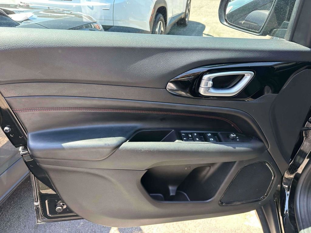 Used 2022 Jeep Compass Trailhawk w/ Trailhawk Convenience Group AWD/4WD image 15