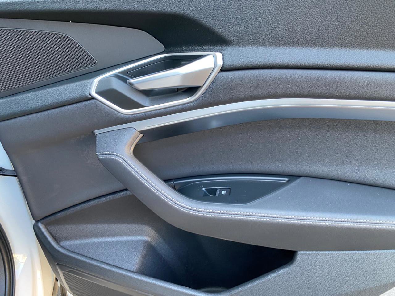 Used 2021 Audi e-tron Premium w/ Convenience Plus Package AWD/4WD image 38