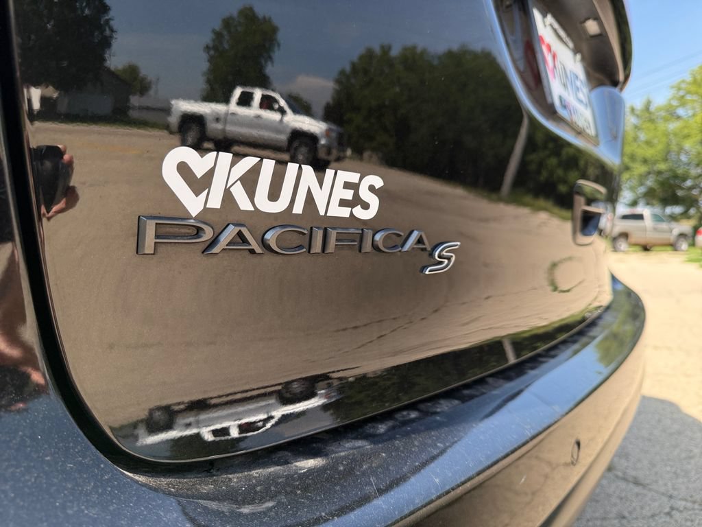 Used 2025 Chrysler Pacifica Limited FWD image 45