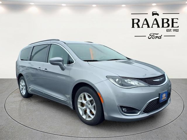 Used 2017 Chrysler Pacifica Touring-L w/ Tire & Wheel Group FWD image 6