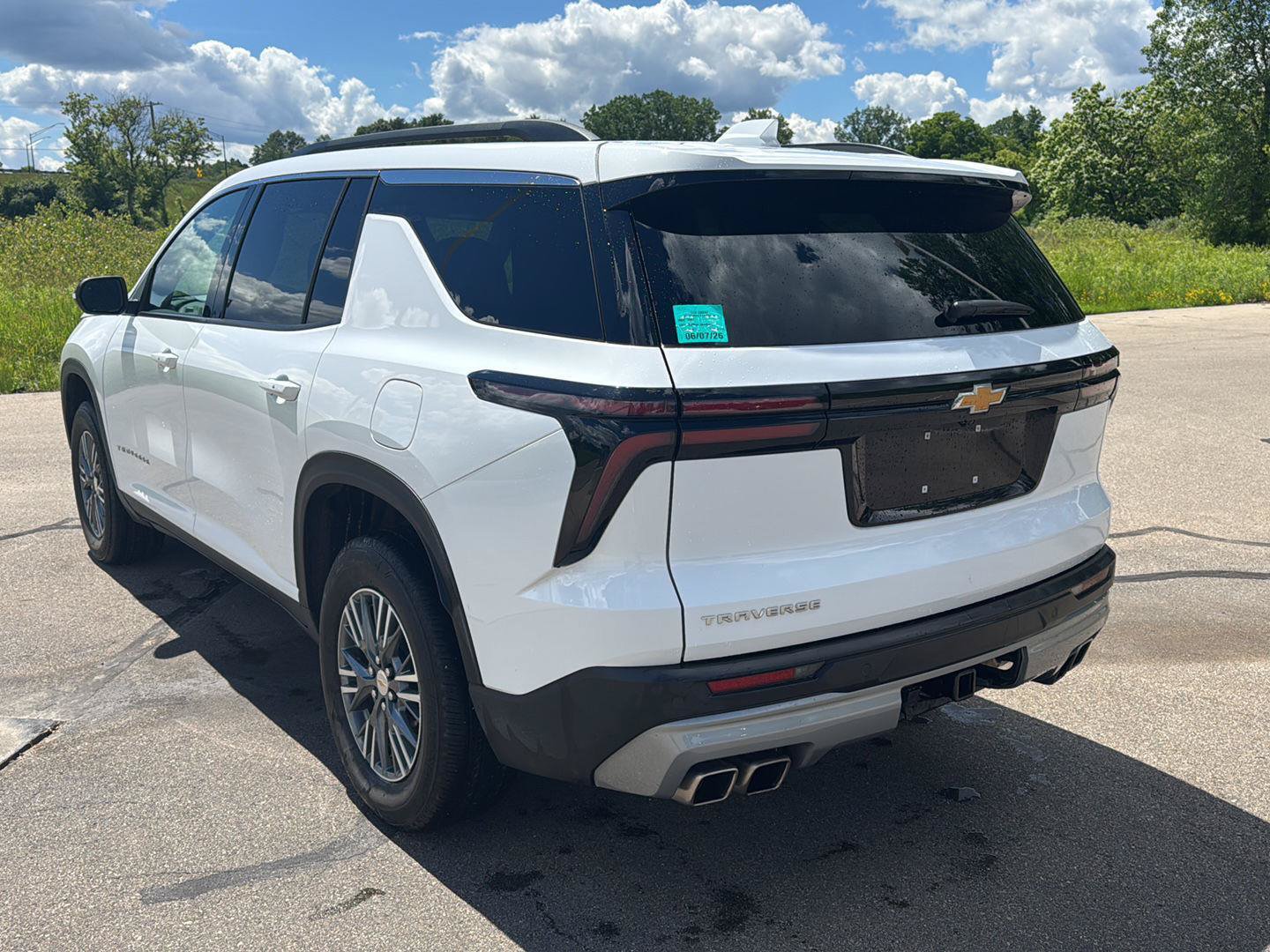 Used 2025 Chevrolet Traverse LT FWD image 3