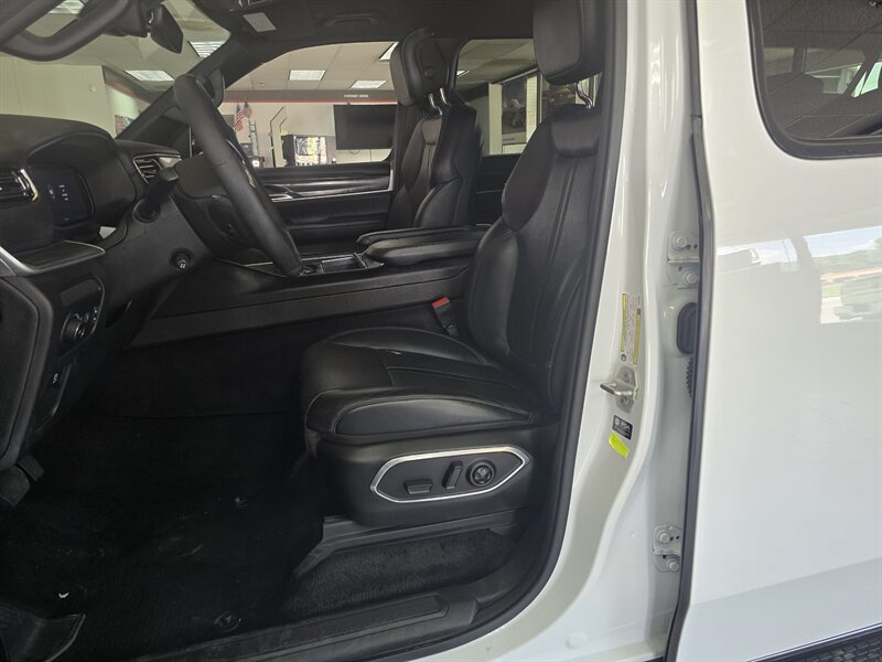 Used 2023 Jeep Wagoneer L Series III RWD image 9