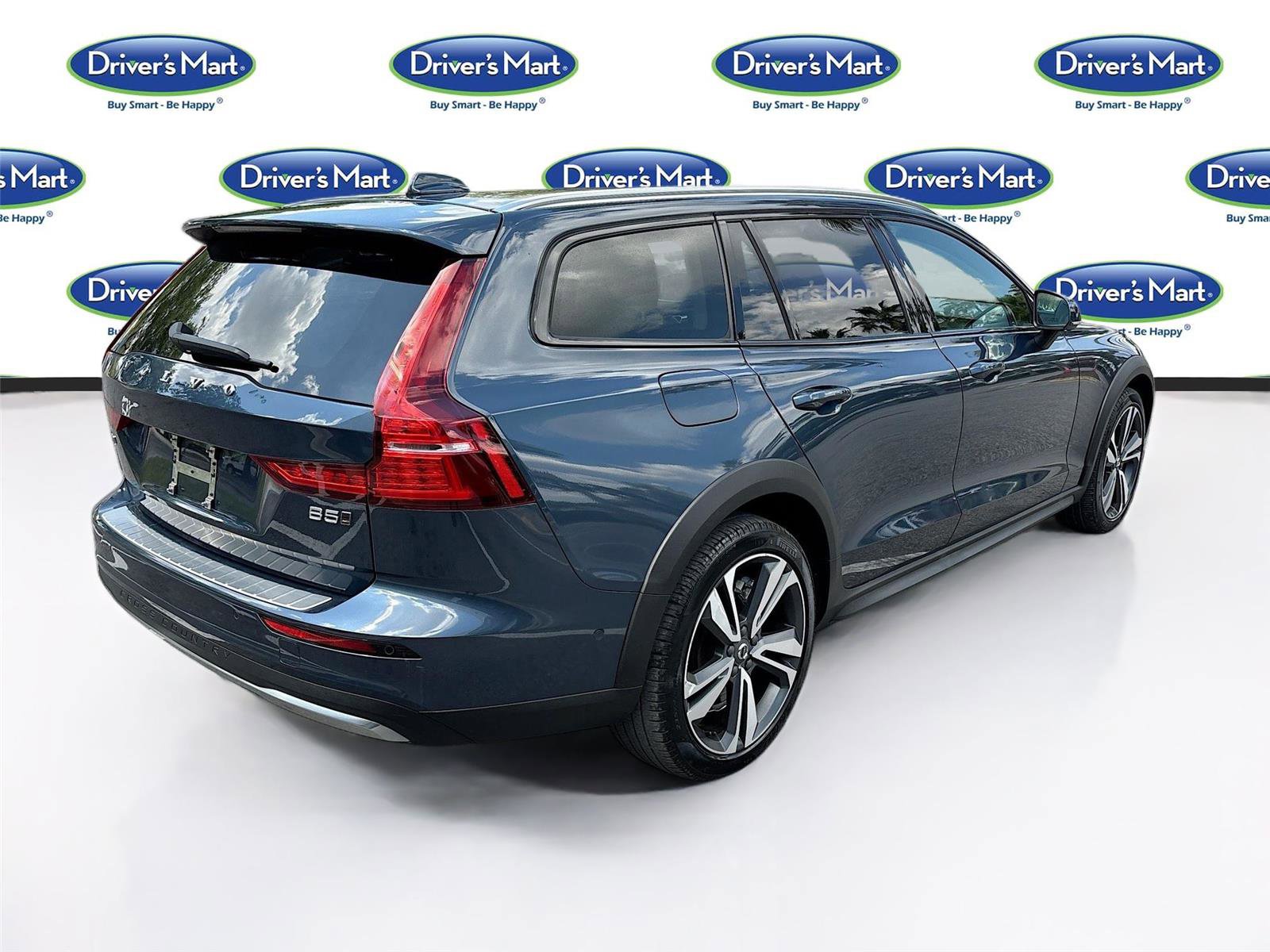 Used 2025 Volvo V60 B5 Cross Country Plus image 7