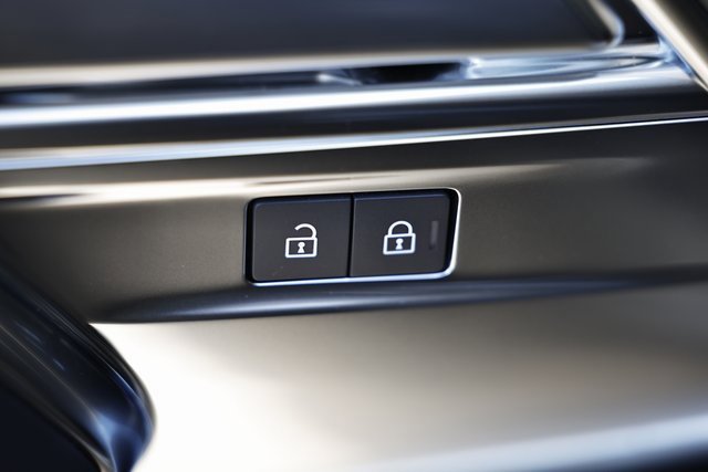 New 2025 Land Rover Range Rover Long Wheelbase SE image 32