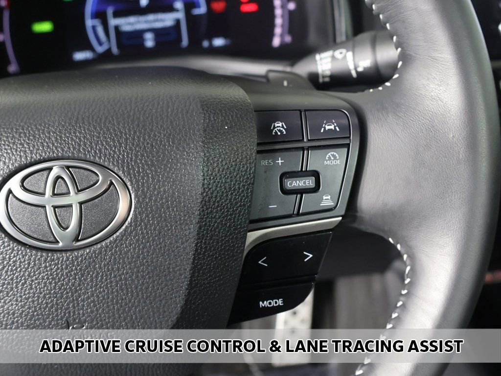 Used 2025 Toyota Camry SE image 3