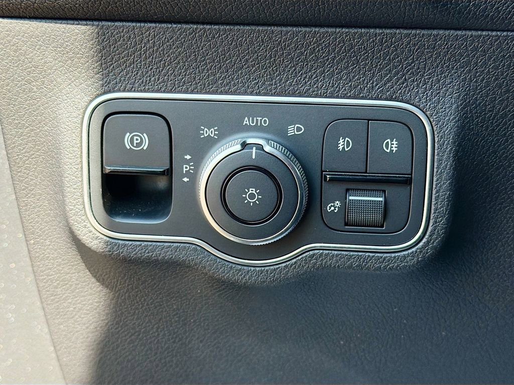 Used 2024 Mercedes-Benz GLB 250 image 32