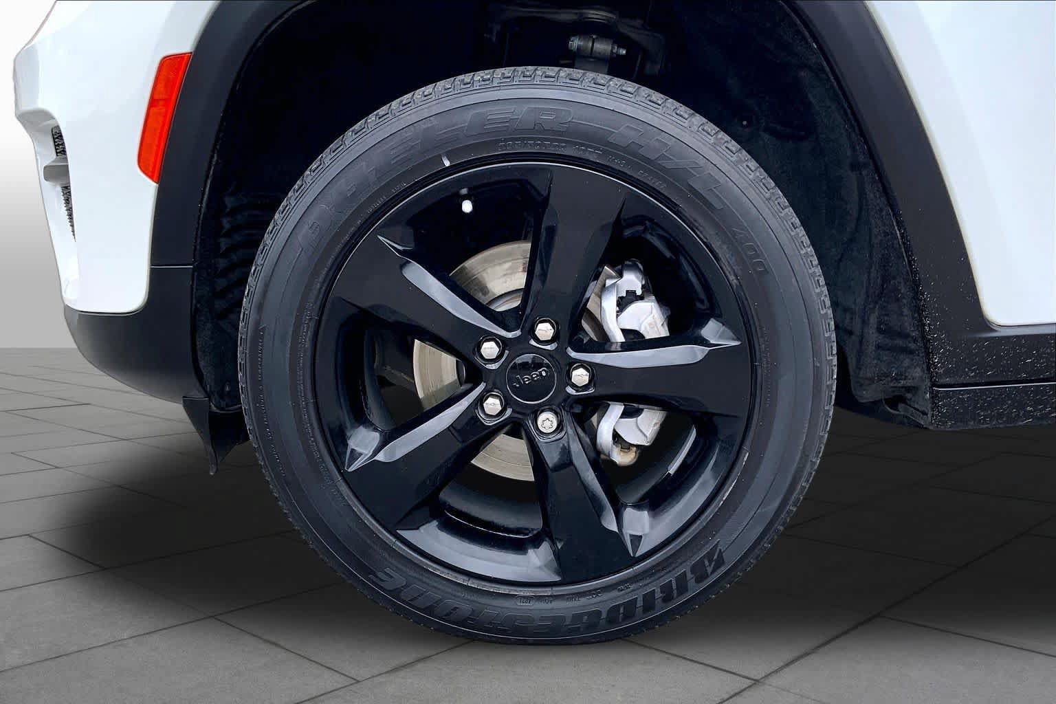 Used 2022 Jeep Grand Cherokee Altitude AWD/4WD image 18