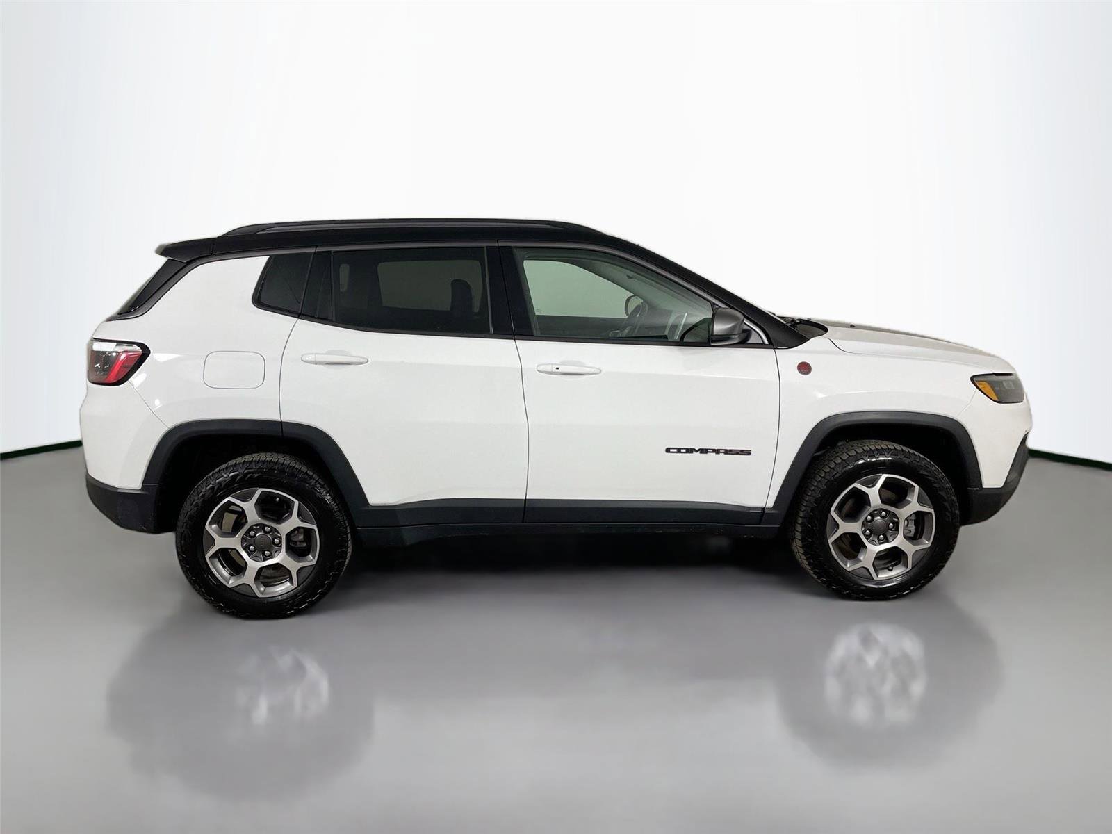 Used 2022 Jeep Compass Trailhawk w/ Trailhawk Convenience Group AWD/4WD image 17