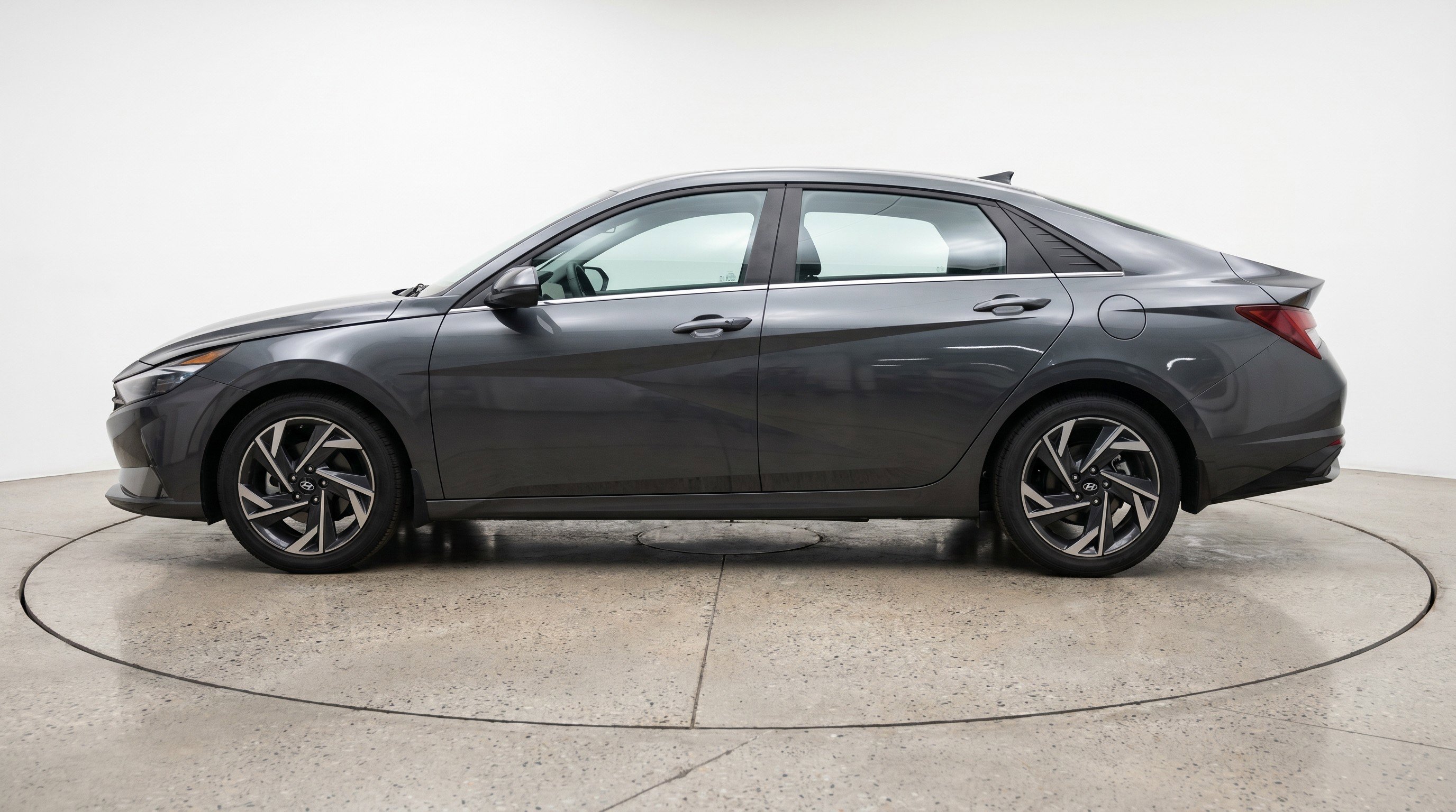 Used 2025 Hyundai Elantra SEL FWD image 5