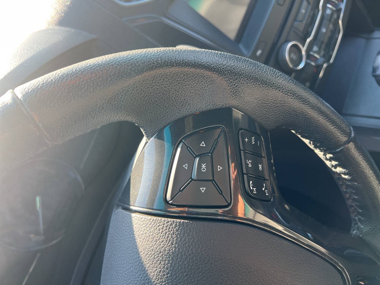 Used 2018 Ford Explorer XLT w/ Equipment Group 202A AWD/4WD image 34