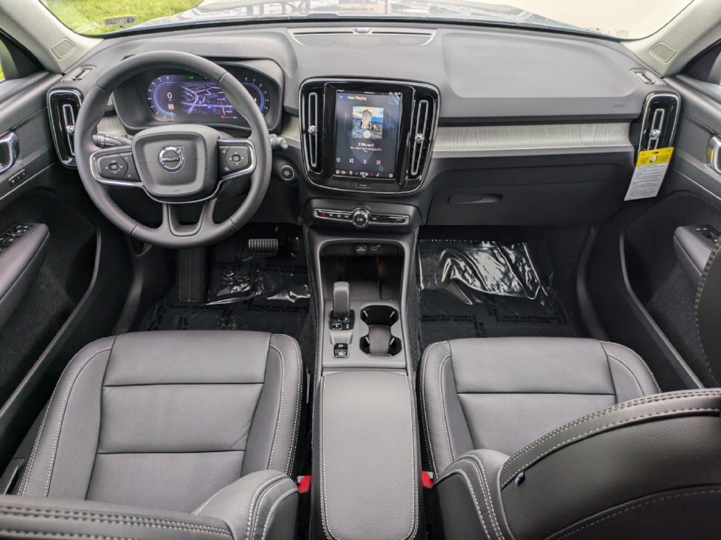 New 2025 Volvo XC40 B5 Core w/ Protection Package Premier AWD/4WD image 17