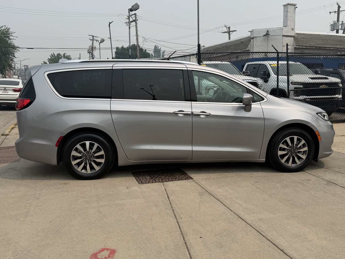Used 2021 Chrysler Pacifica Touring-L FWD image 4