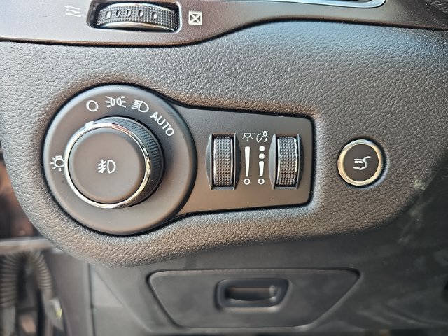 Used 2022 Jeep Cherokee Trailhawk w/ Comfort/Convenience Group AWD/4WD image 30