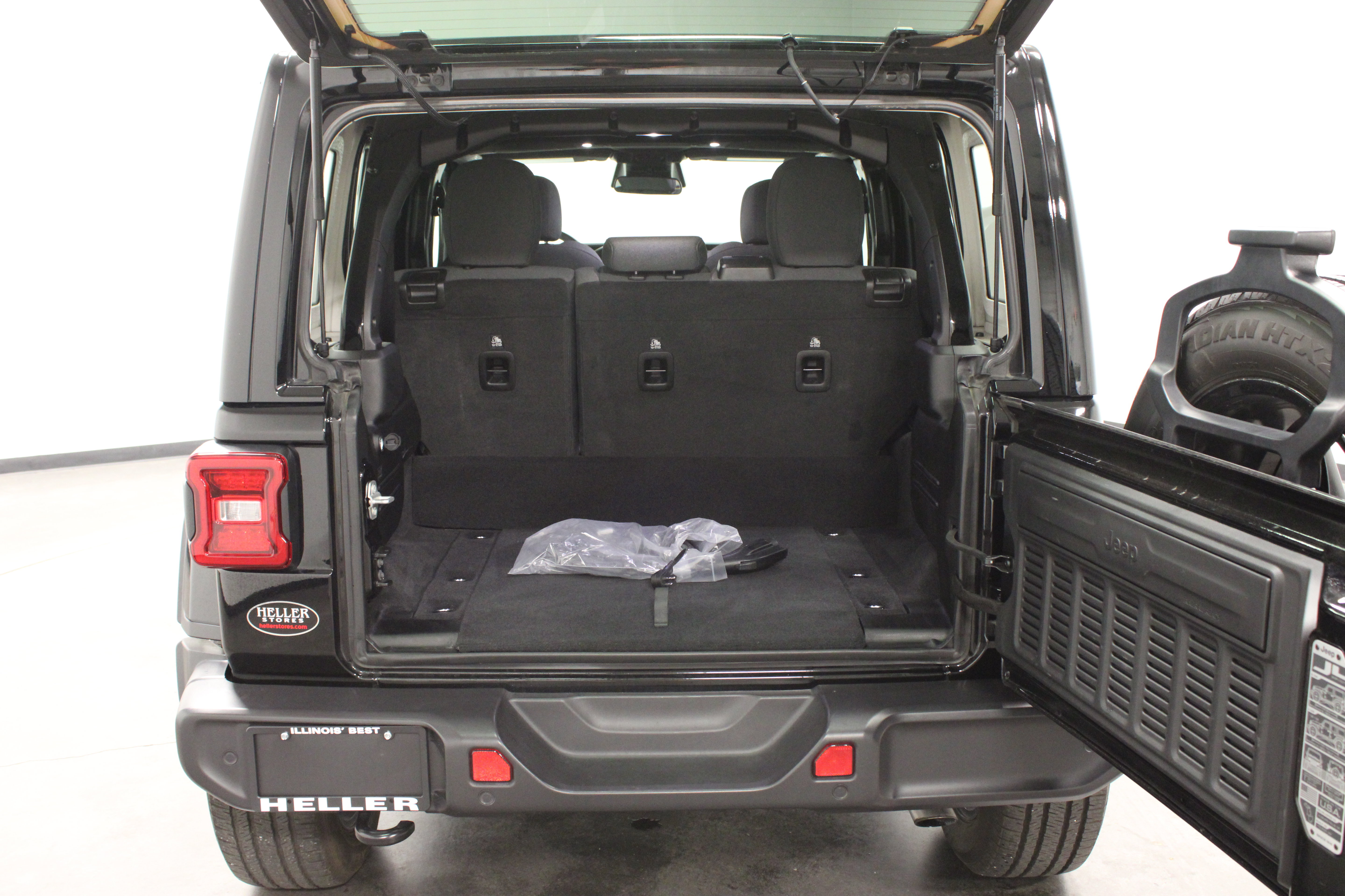 Used 2025 Jeep Wrangler Unlimited Sahara w/ Safety Group AWD/4WD image 12
