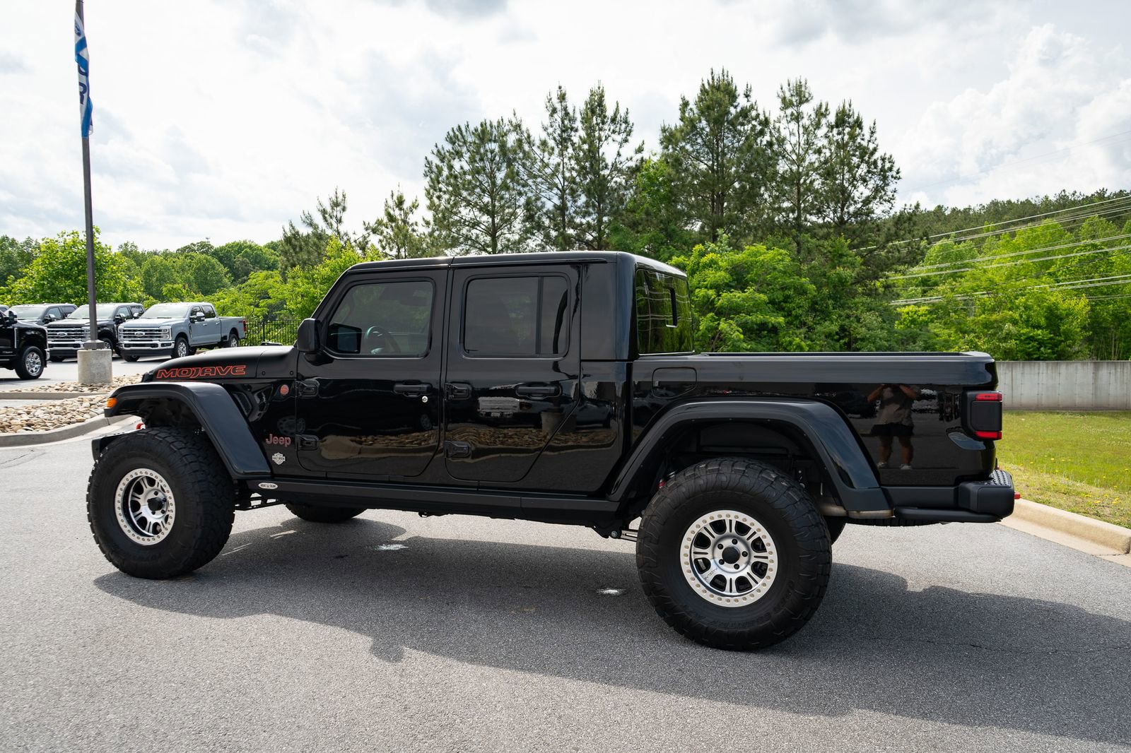 Used 2024 Jeep Gladiator Mojave AWD/4WD image 10