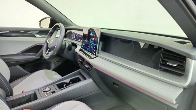 Used 2025 Volkswagen Tiguan SE R-Line image 20