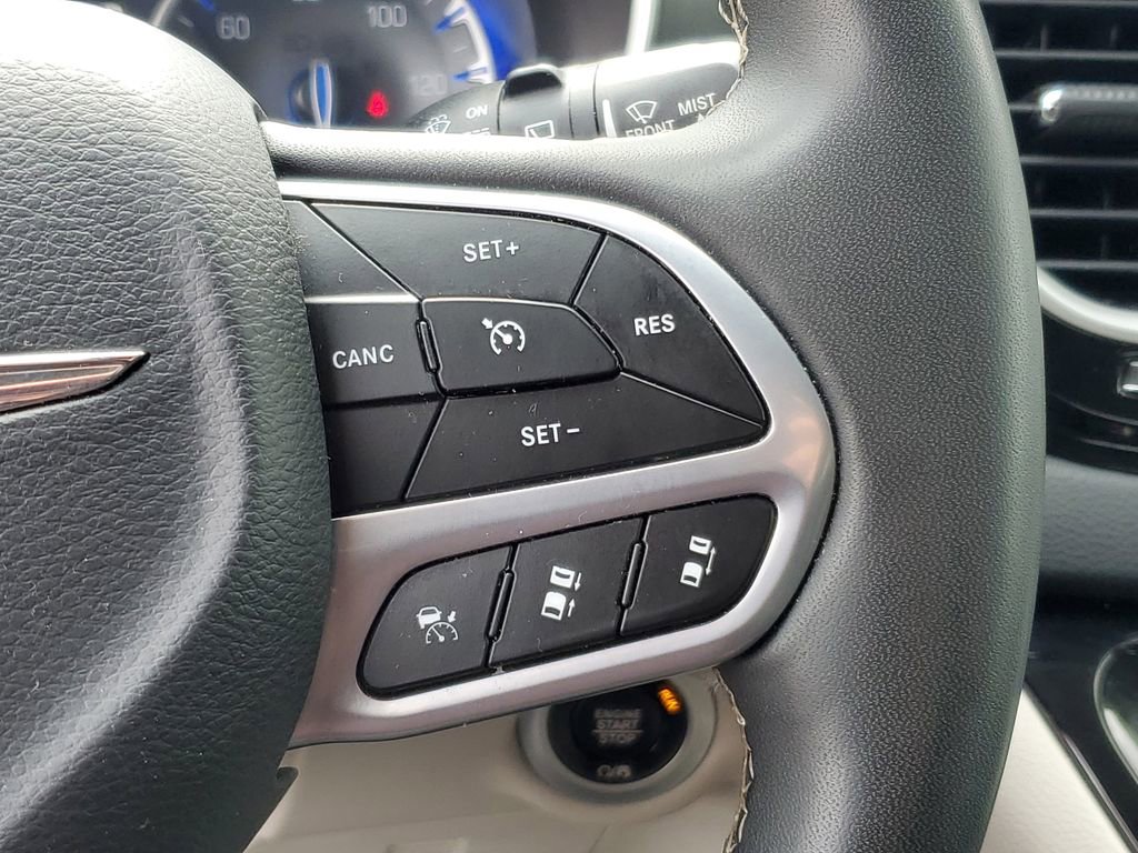 Used 2023 Chrysler Pacifica Touring-L image 17