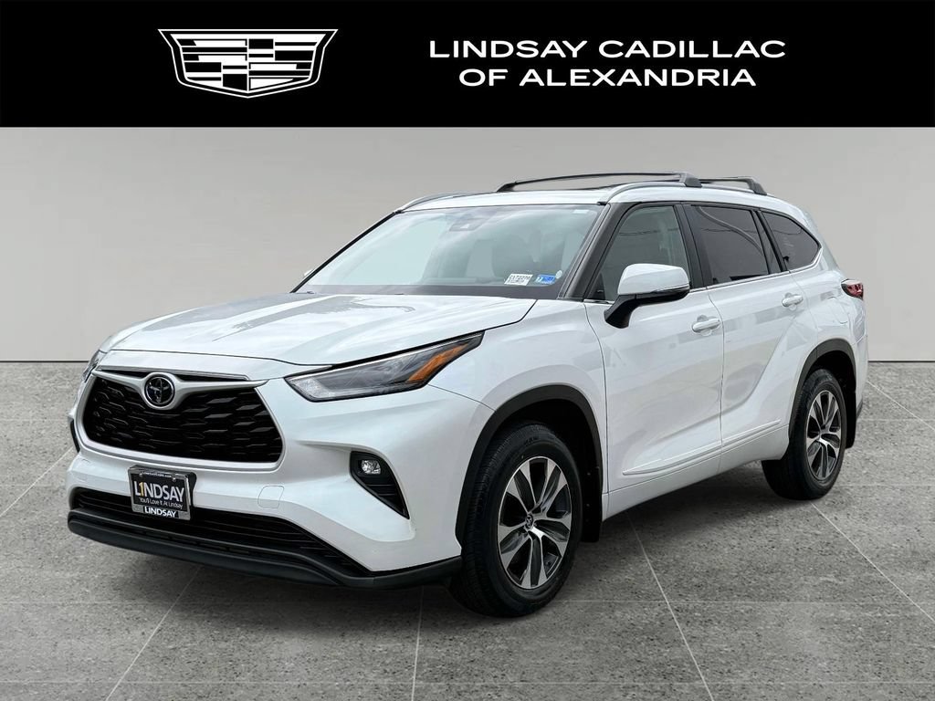 Used 2023 Toyota Highlander XLE AWD/4WD image 1