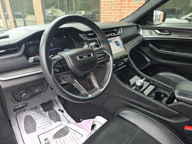 Used 2022 Jeep Grand Cherokee Overland w/ Luxury Tech Group IV AWD/4WD image 20