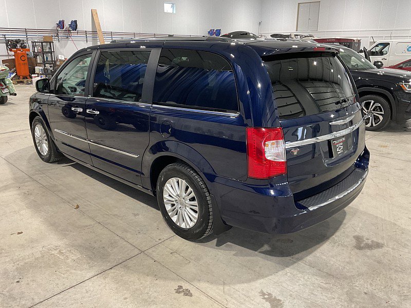 Used 2014 Chrysler Town & Country Limited w/ Luxury Group image 8
