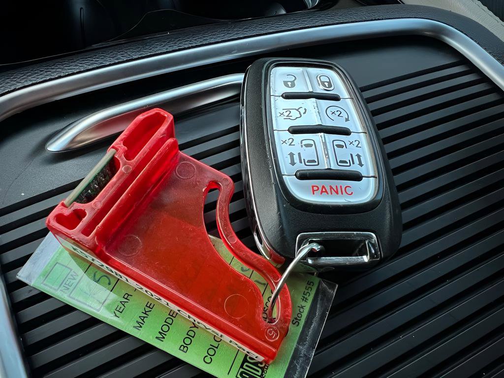 Used 2021 Chrysler Pacifica Limited image 65