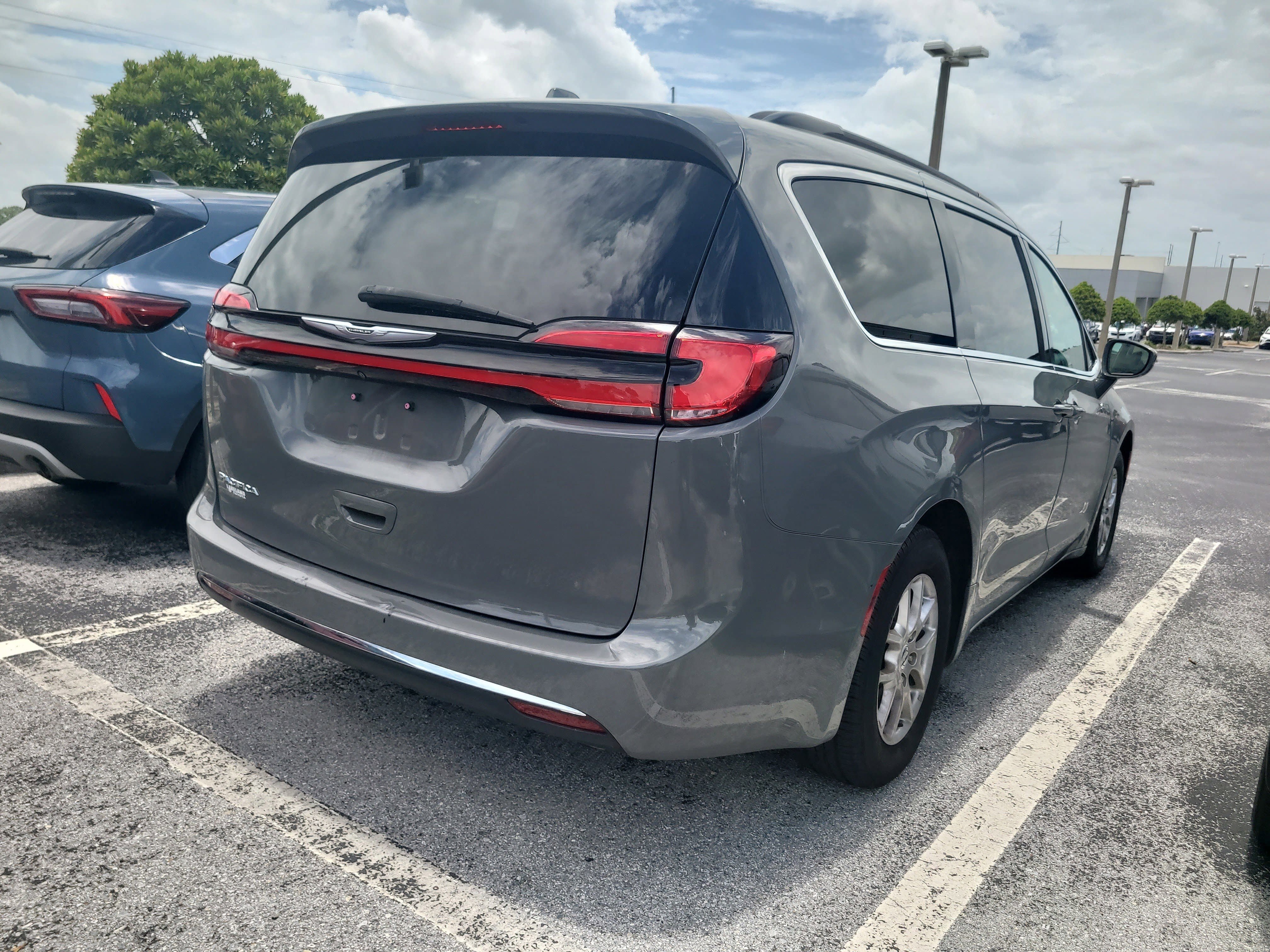 Used 2022 Chrysler Pacifica Touring-L FWD image 11