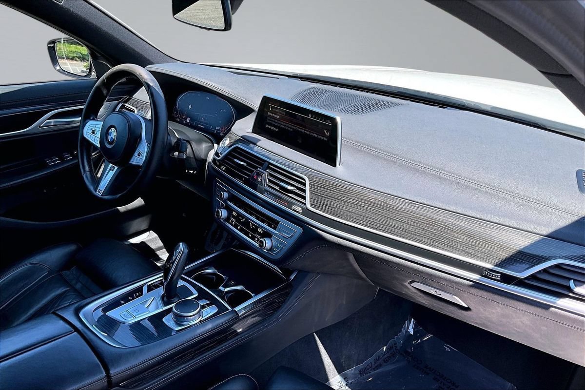 Used 2021 BMW 750i xDrive w/ M Sport Package AWD/4WD image 12