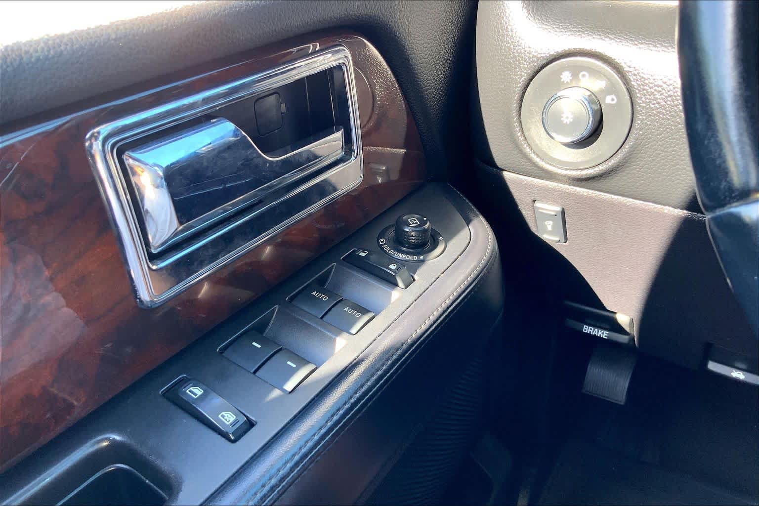 Used 2017 Lincoln Navigator Select RWD image 34