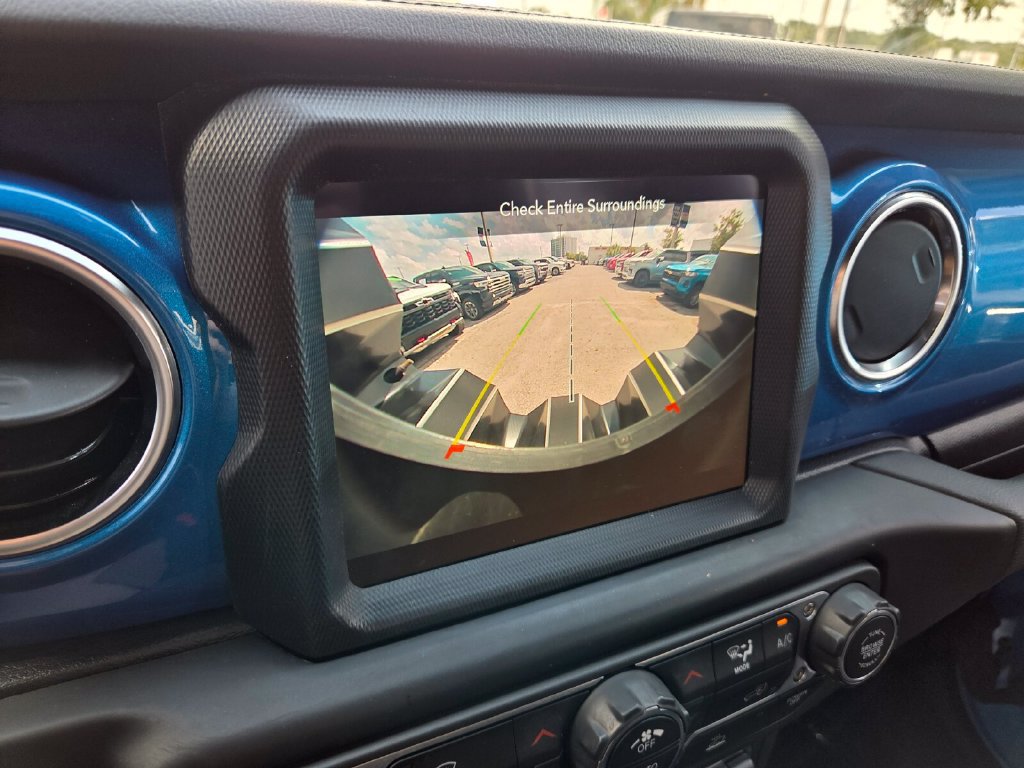Used 2022 Jeep Wrangler Unlimited Sahara AWD/4WD image 33
