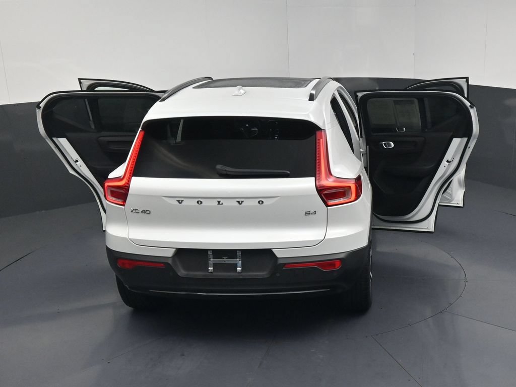 Used 2023 Volvo XC40 B4 Ultimate FWD image 23