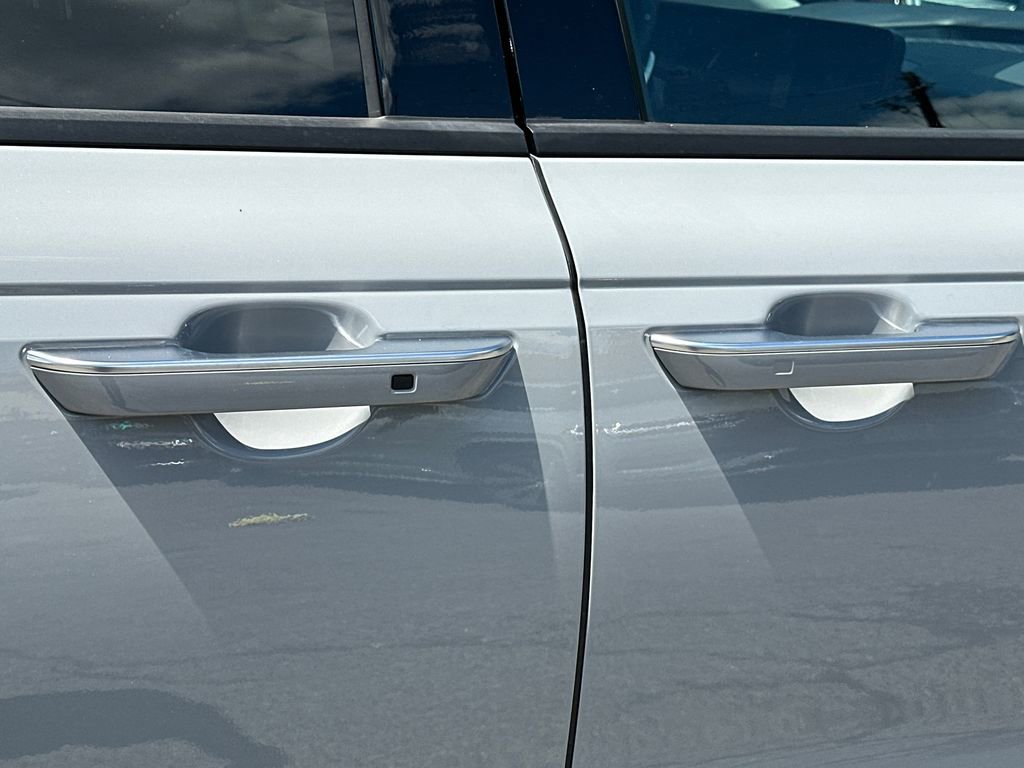 Certified 2025 Kia Carnival SX w/ SX Dark Edition Package FWD image 11