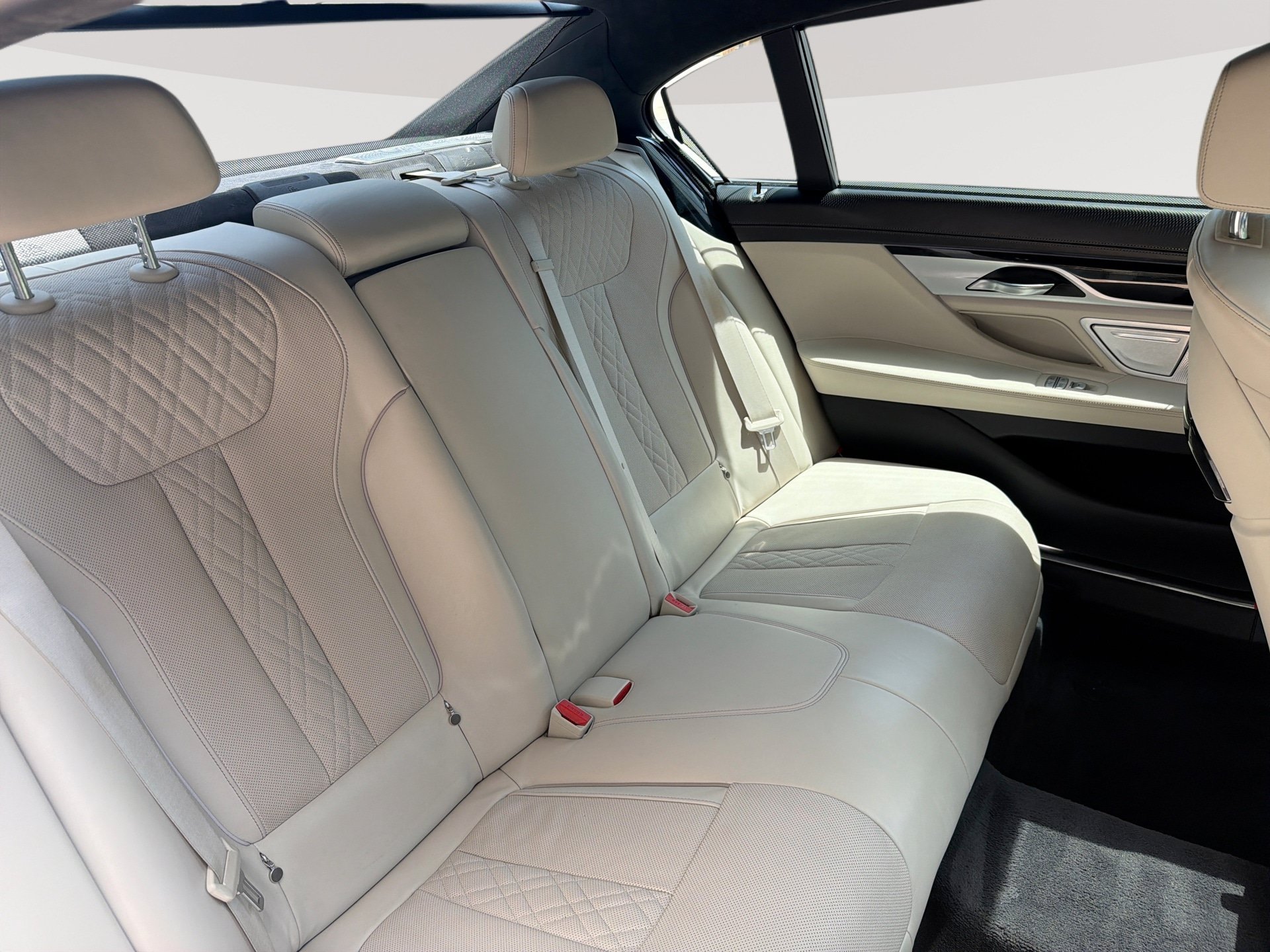 Used 2018 BMW 750i RWD image 26