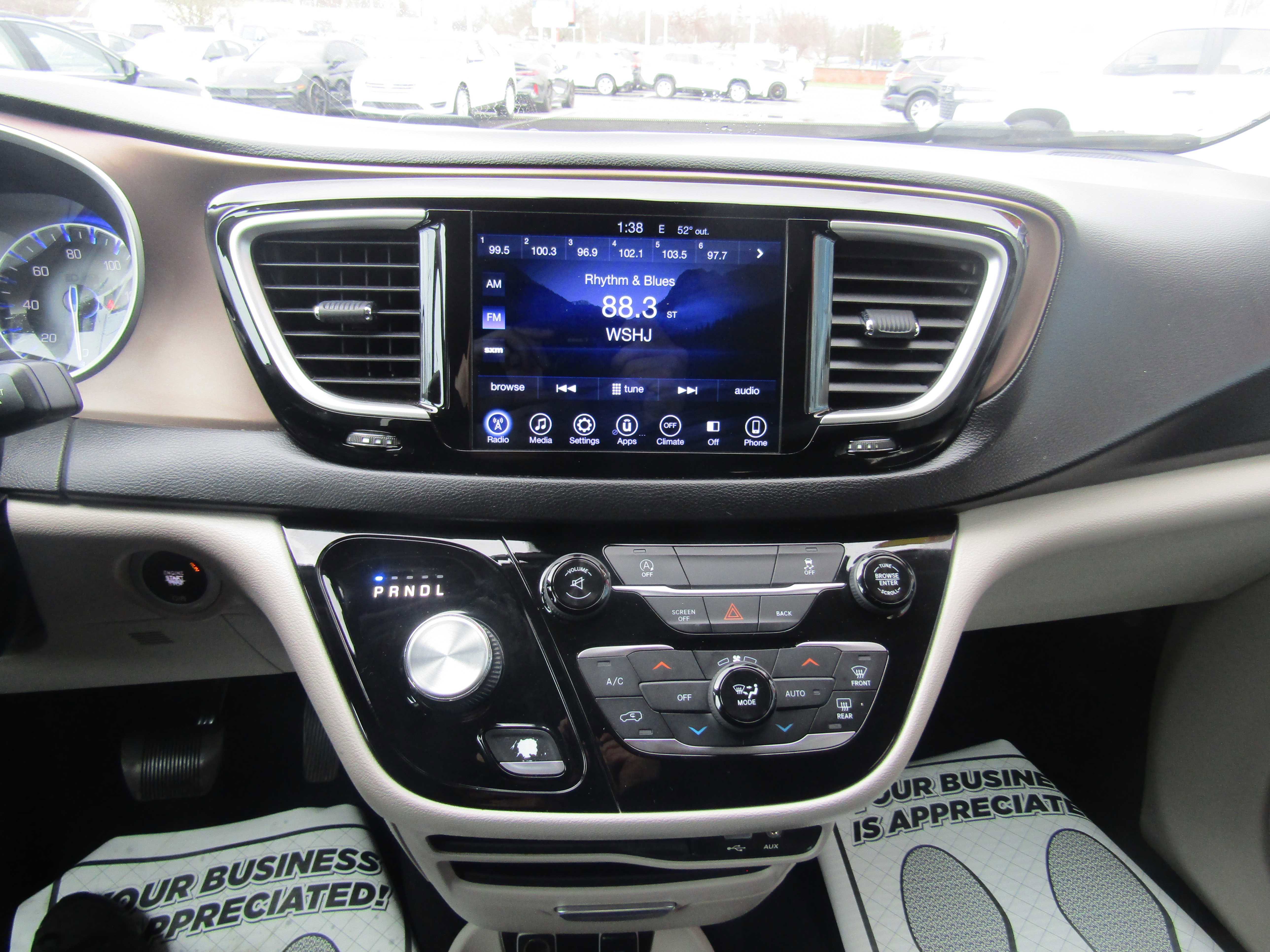 Used 2017 Chrysler Pacifica Touring Plus w/ Tire & Wheel Group FWD image 18