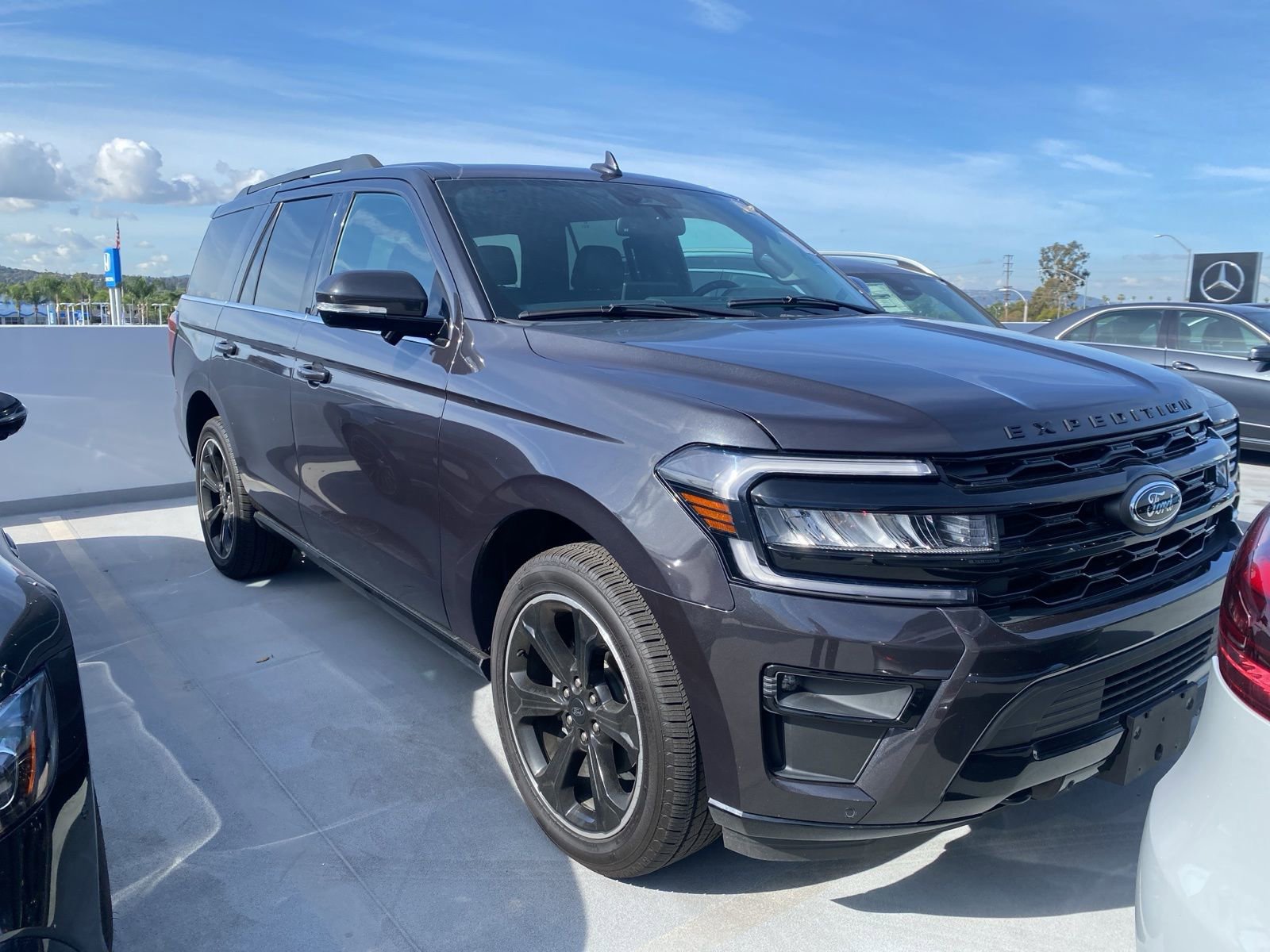 Used 2024 Ford Expedition Limited AWD/4WD image 2