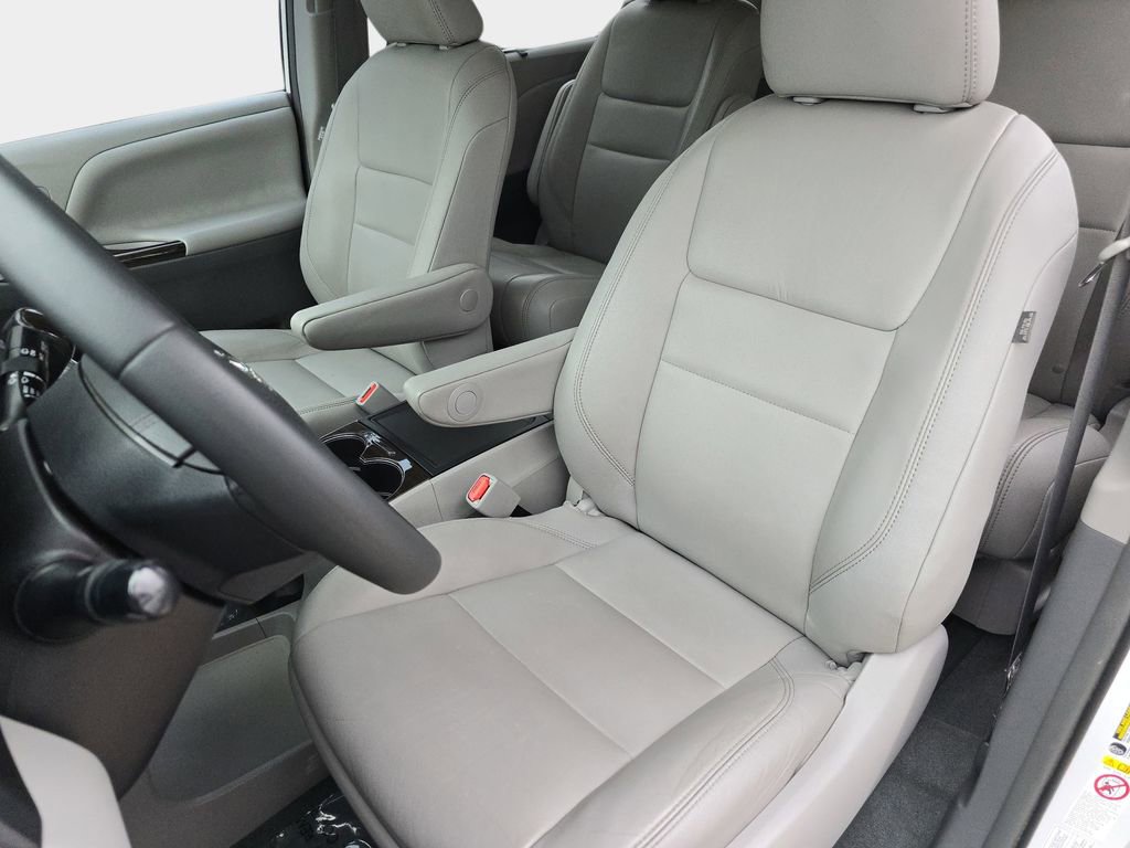 Used 2019 Toyota Sienna XLE w/ XLE Navigation Package AWD/4WD image 19