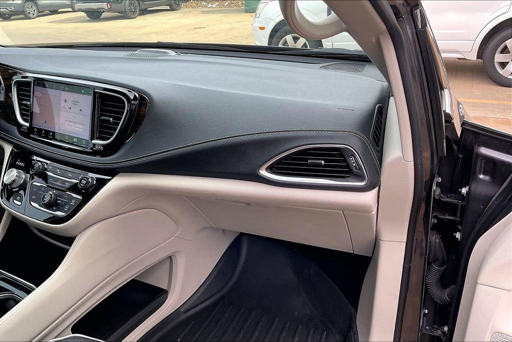 Used 2023 Chrysler Pacifica Limited image 16
