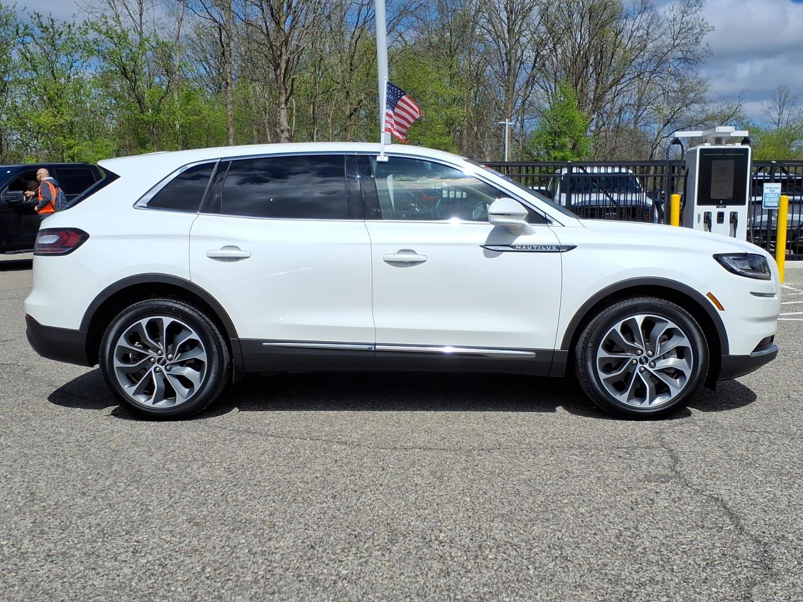 Used 2023 Lincoln Nautilus Reserve AWD/4WD image 9