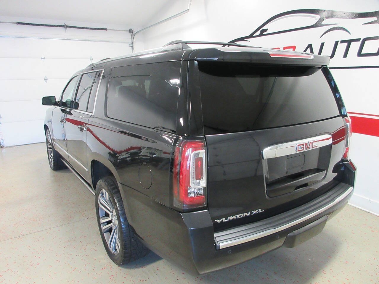 Used 2020 GMC Yukon XL Denali w/ Denali Premium Package AWD/4WD image 12