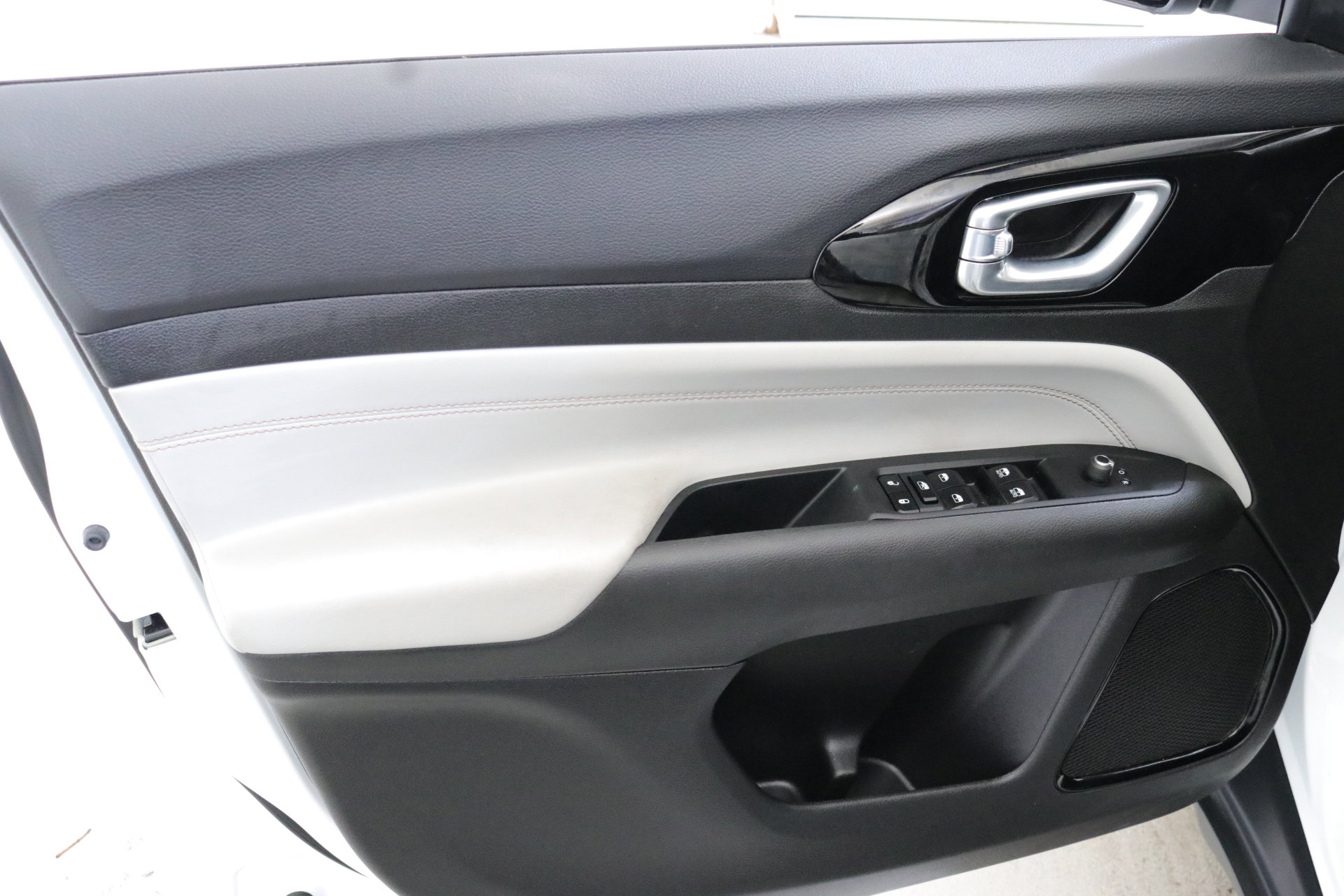 Used 2025 Jeep Compass Limited image 20