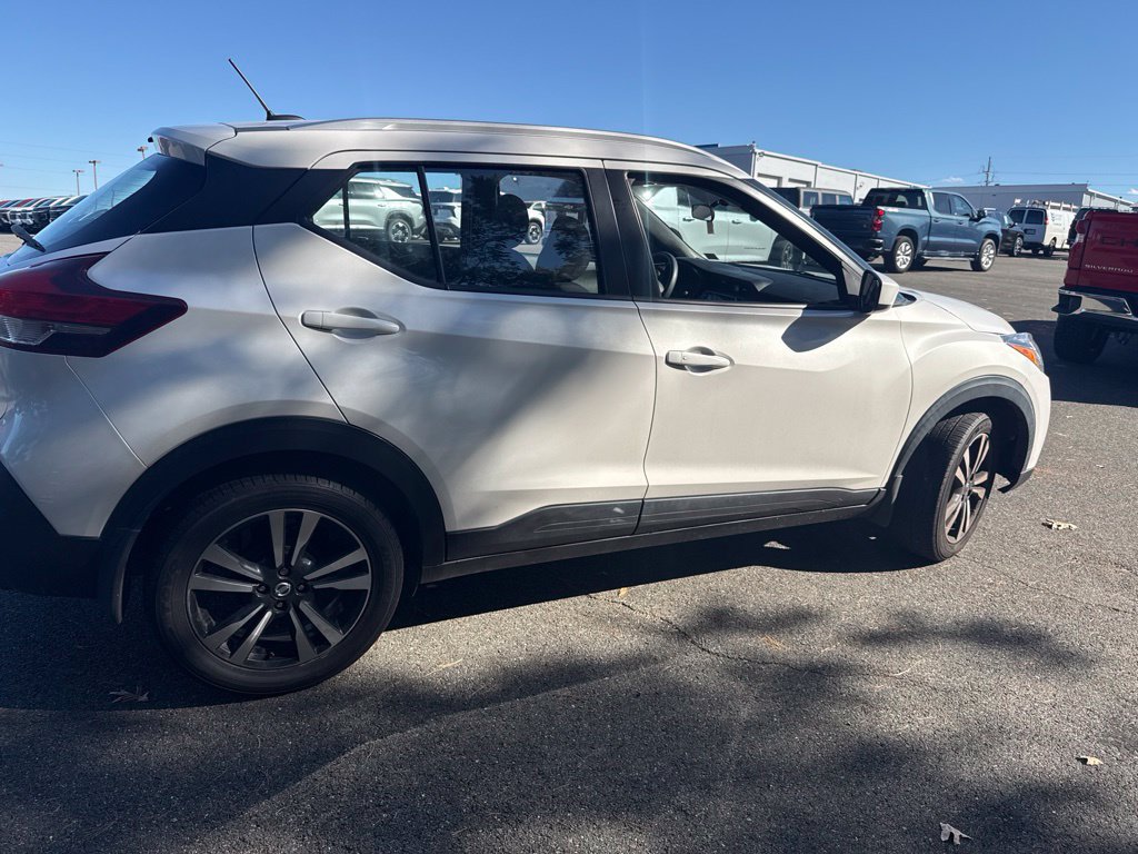 Used 2018 Nissan Kicks SV FWD image 2
