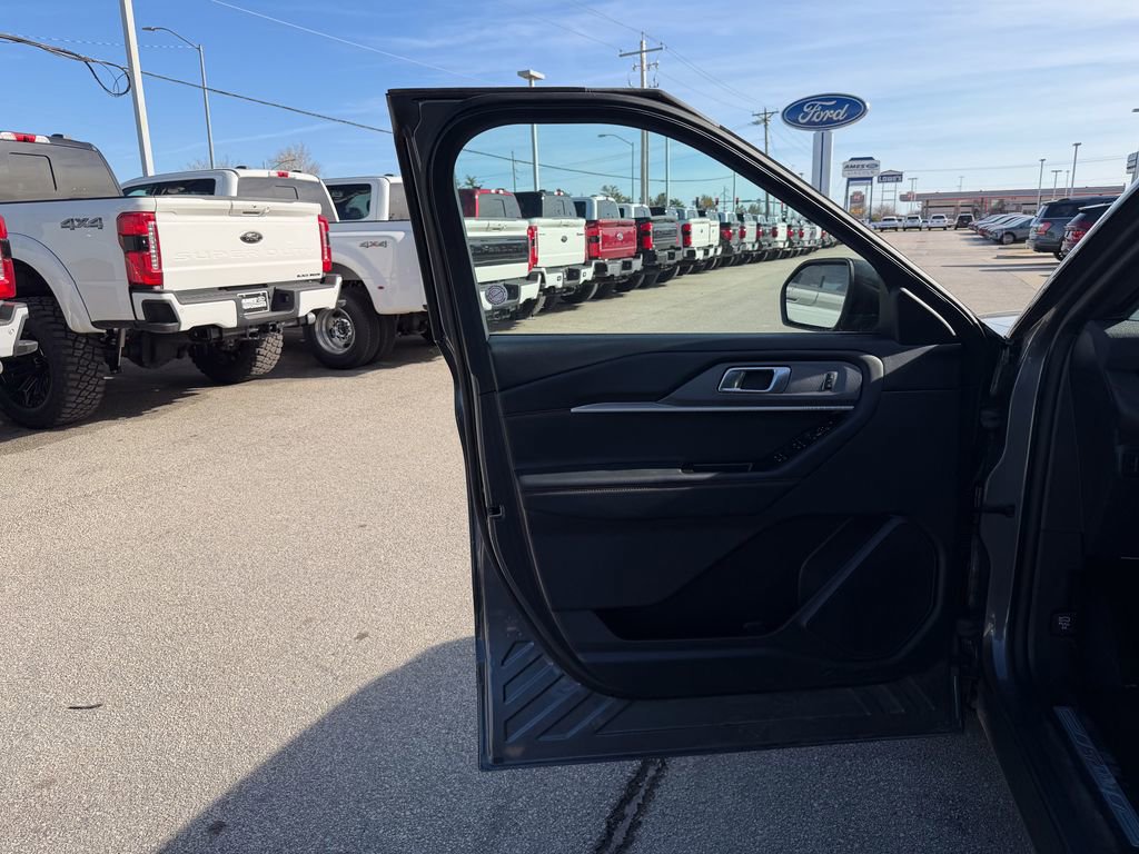 Used 2025 Ford Explorer ST-Line w/ ST-Line Street Pack image 12