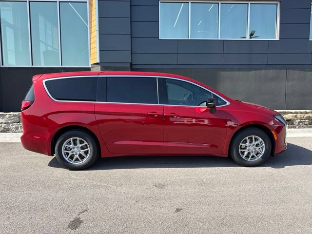 New 2027 Chrysler Pacifica Select FWD image 2