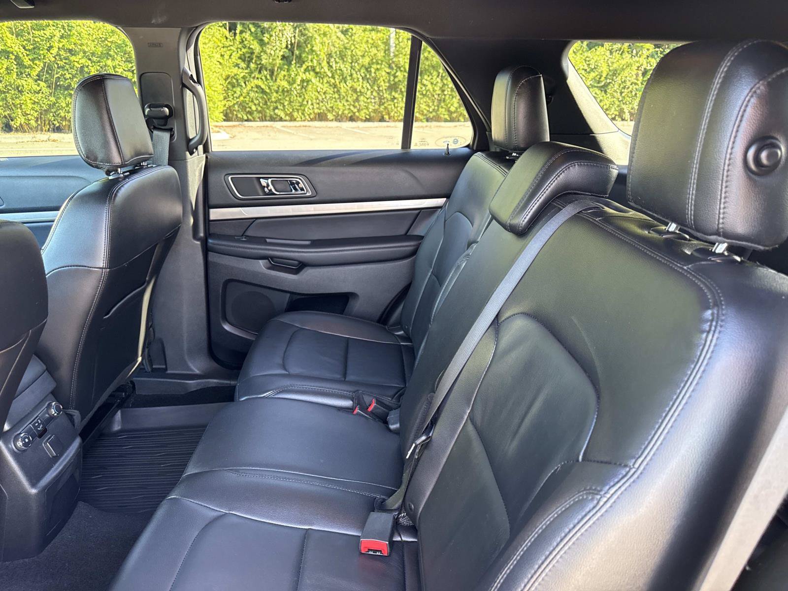 Used 2018 Ford Explorer XLT w/ Equipment Group 202A AWD/4WD image 11