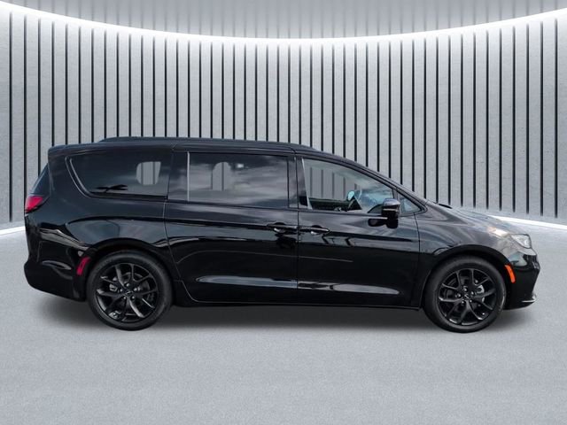 Used 2025 Chrysler Pacifica Limited FWD image 3