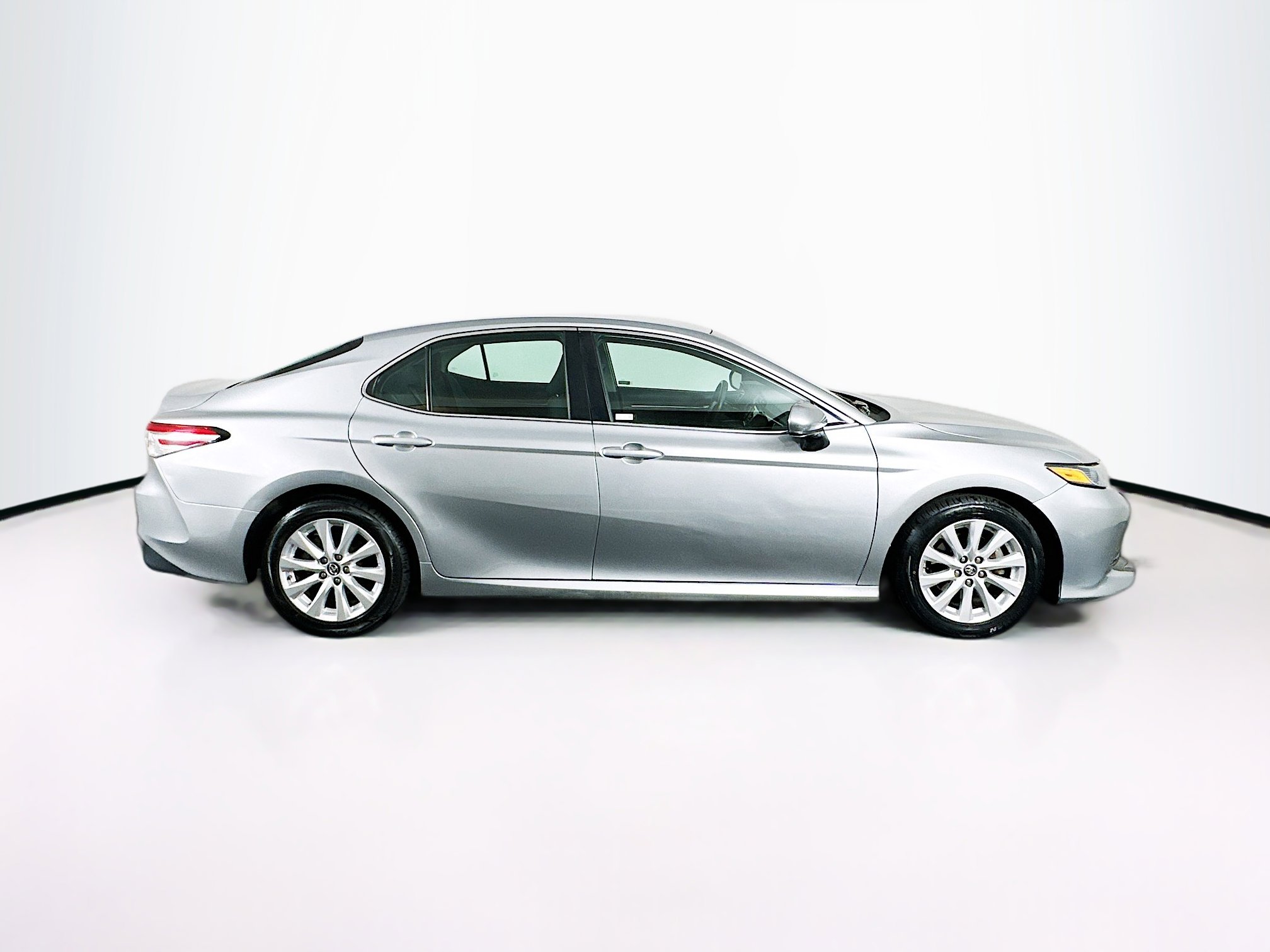 Used 2018 Toyota Camry LE image 10